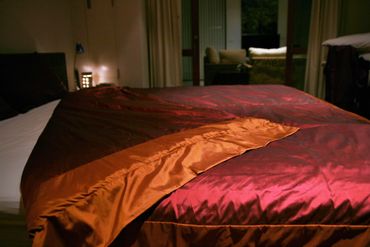 Rød og oransje sengetøy i silke