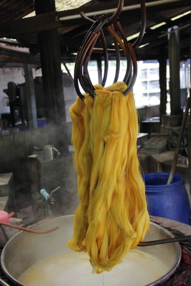Fargeprosess av gul silke