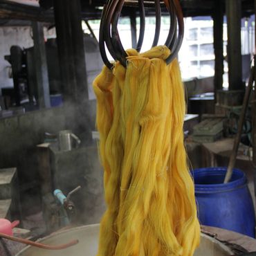 Fargeprosess av gul silke