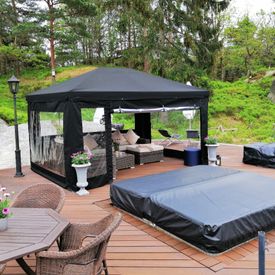 Paviljong på platt med sofagruppe