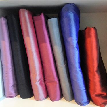 Silke materialer i forskjellige farger